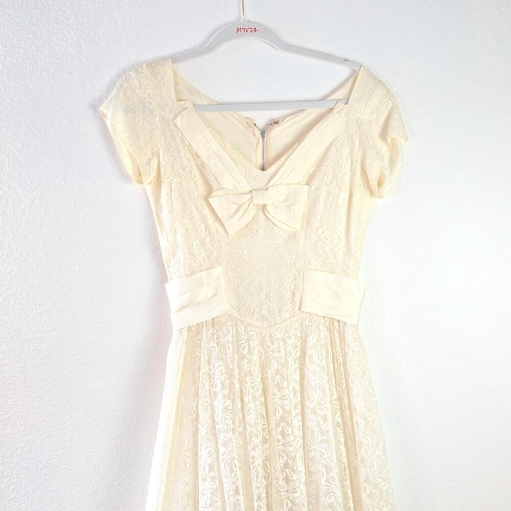 Vintage Ivory lace wedding dress v-neckline  full skirt XS-0-2 - Picture 5 of 9